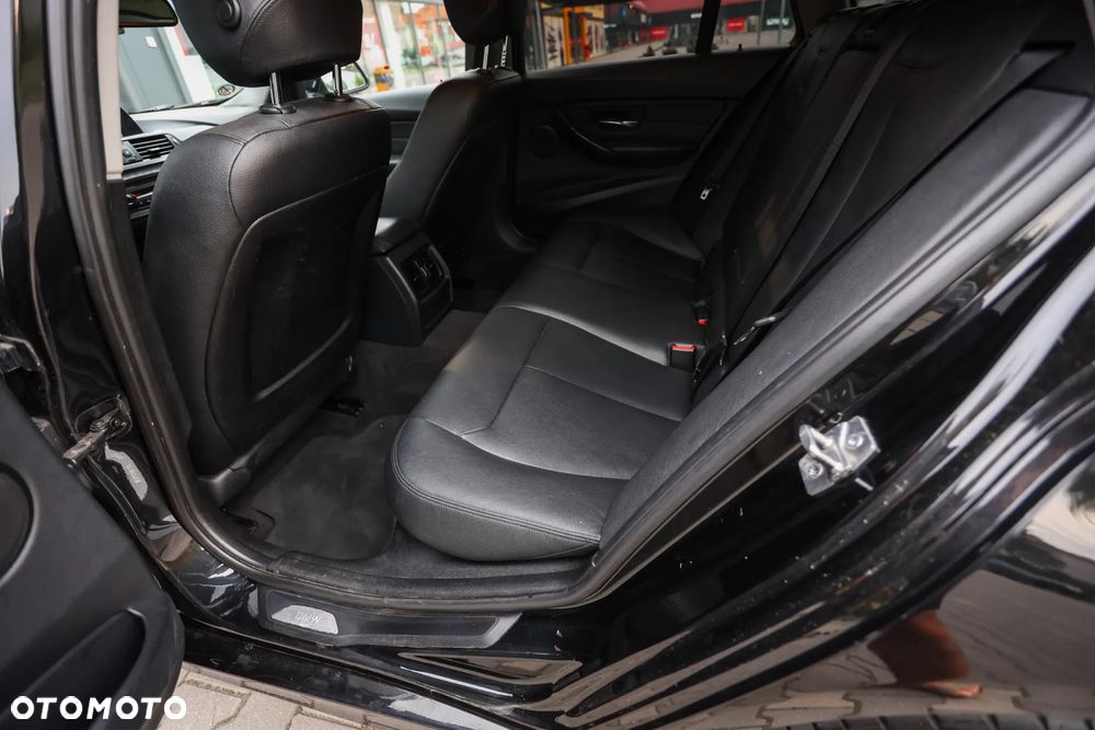 BMW Seria 3 320d Luxury Line - 17
