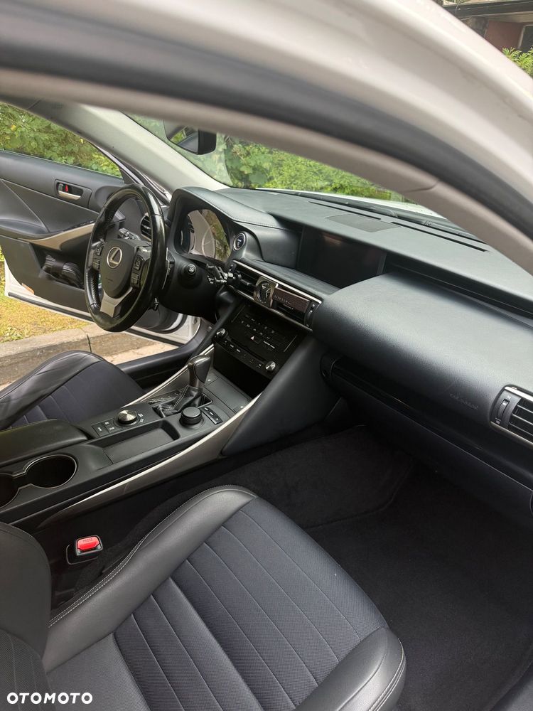Lexus IS 300h Business Edition - 37
