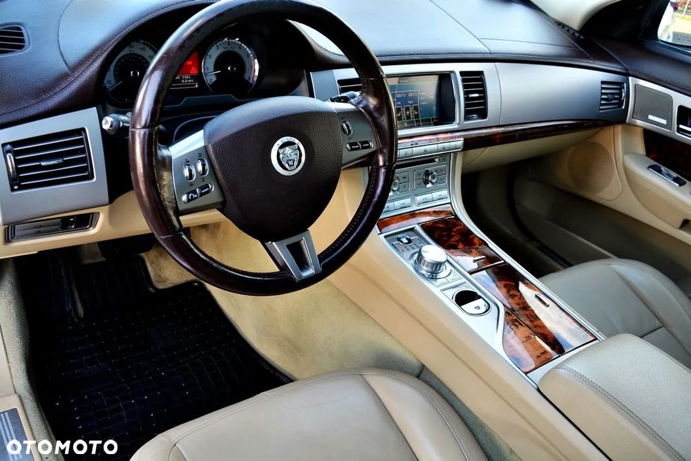 Jaguar XF 4.2 V8 Premium Luxury - 17
