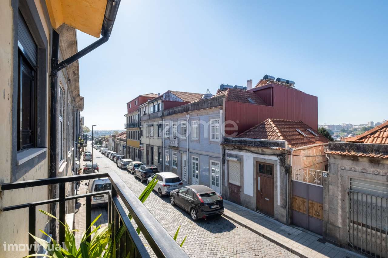 Moradia de 3 pisos com garagem e logradouro - R. São Vítor, Porto - Grande imagem: 2/54