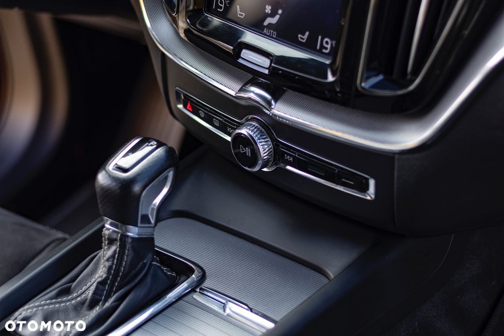 Volvo XC 60 T5 AWD R-Design - 23