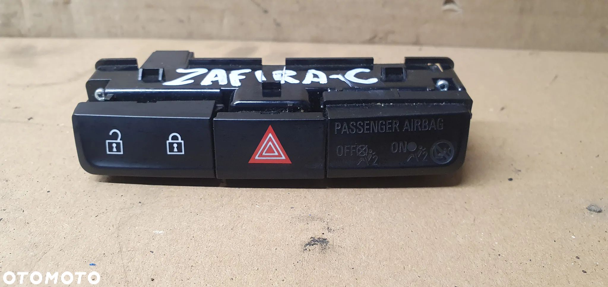 Włącznik awaryjnych centralnego zamka Opel Zafira C 20934759 - 1