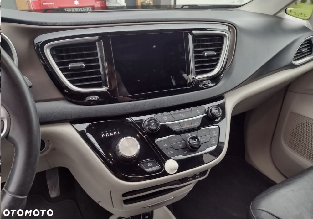 Chrysler Pacifica - 16