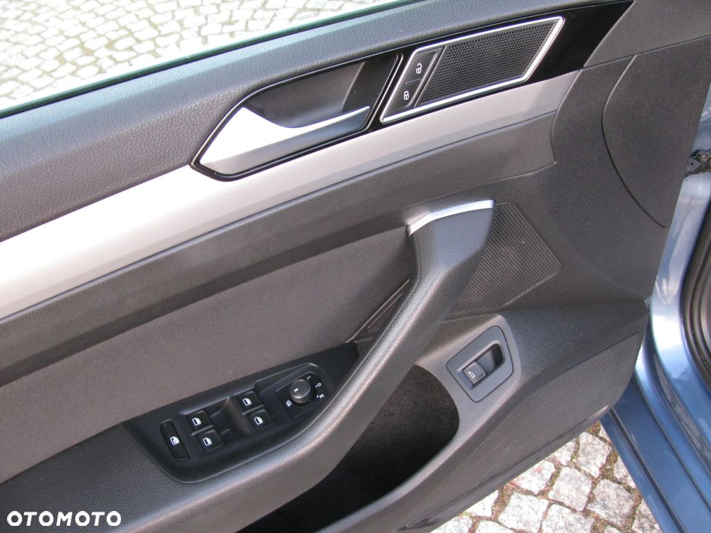Volkswagen Passat 2.0 TDI SCR DSG Comfortline - 24
