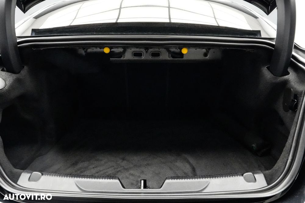 Jaguar XE 20t RWD Portfolio - 19