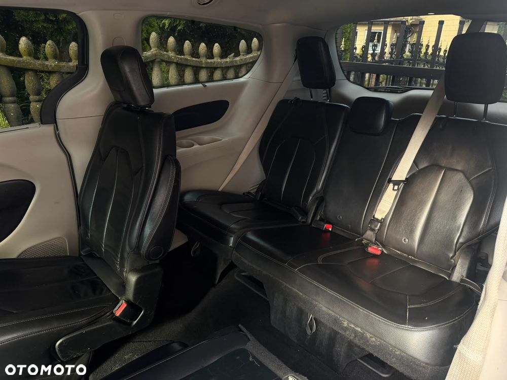 Chrysler Pacifica - 16