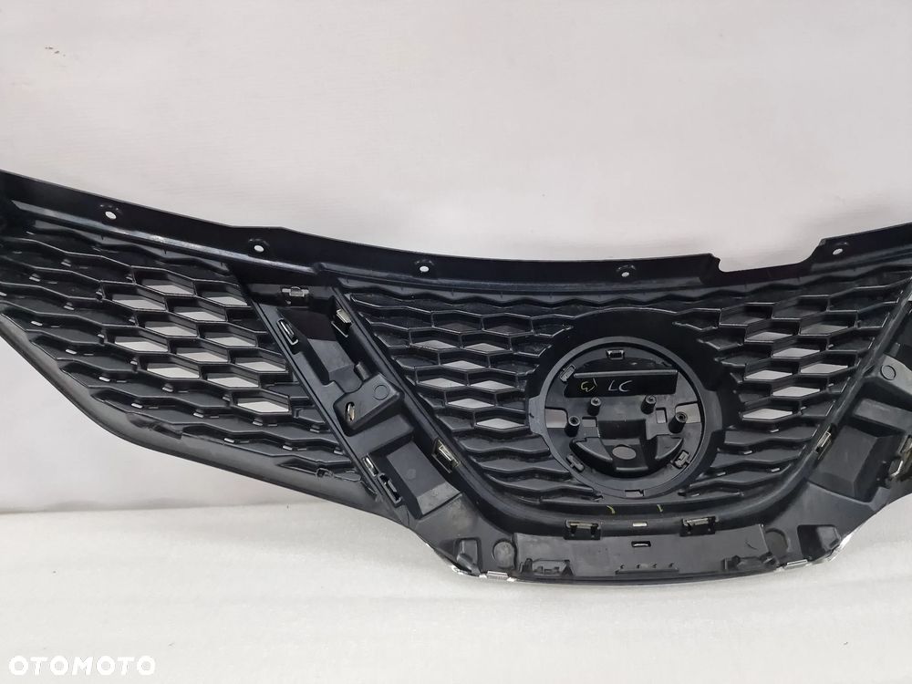 NISSAN QASHQAI J11 ATRAPA / GRILL PRZEDNI PRZÓD NA / POD KAMERĘ , NR 62310-4EA0D / 62310-4EM0D , NR AUKCJI GL265 - 14