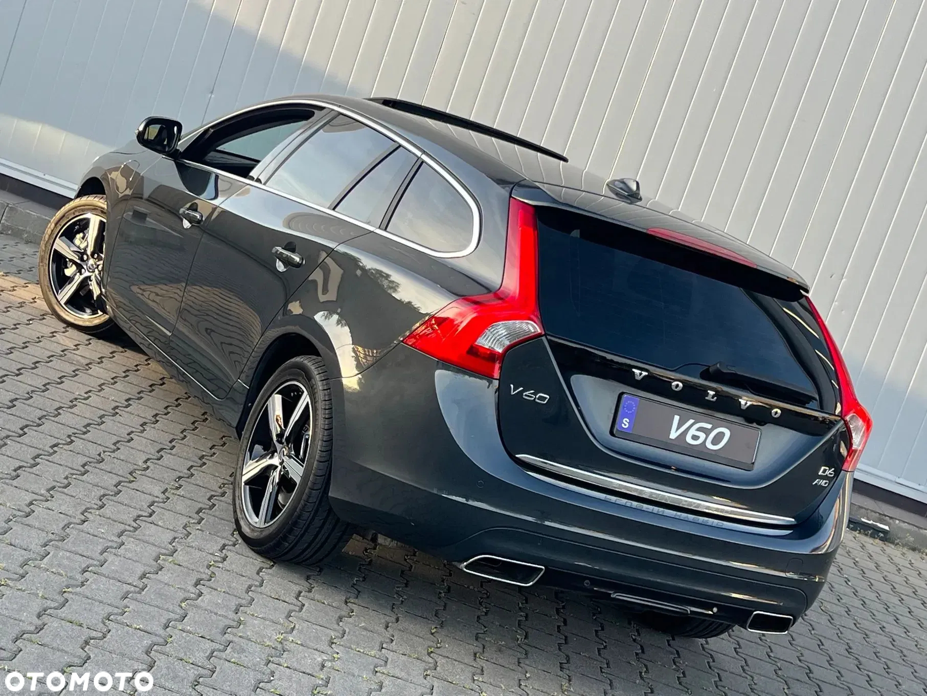 Volvo V60 D6 AWD Plug-in Hybrid Summum - 6
