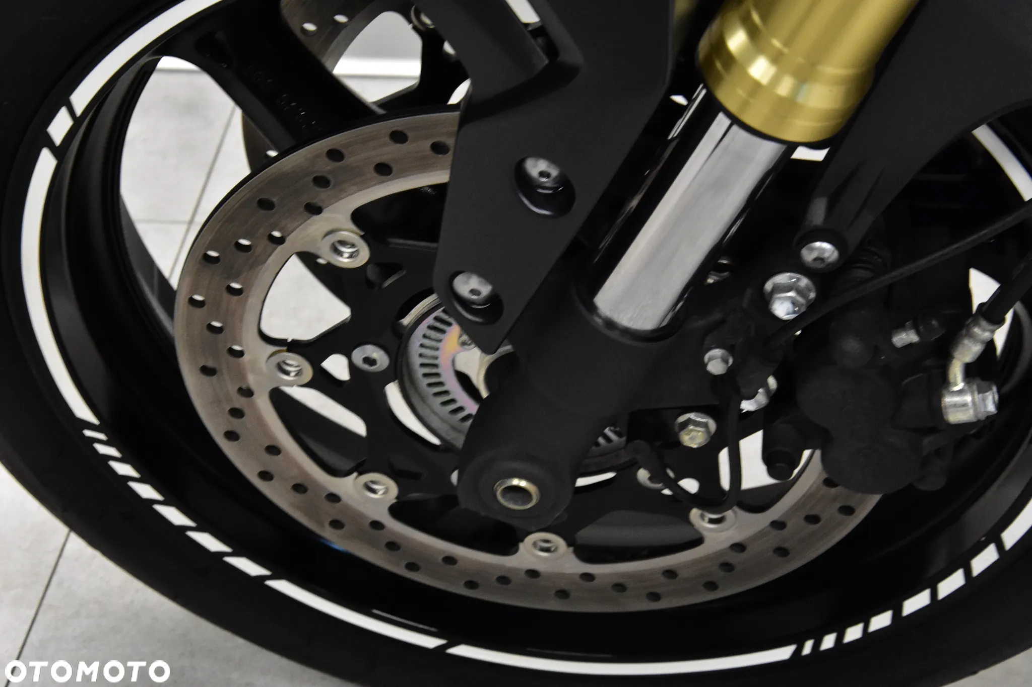 Suzuki GSR - 34