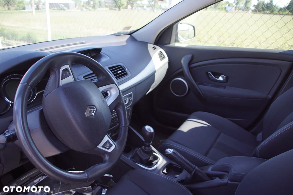 Auto na części - Renault Megane III 1.6 16V 110 KM K4M858 TL4030 TEB66 2011R Silnik Skrzynia Drzwi Błotnik Klapa Zderzak Lampa Lusterko Klamka Szyba Deska Kokpit Sterownik Moduł Czujnik Licznik Wyświetlacz Panel Kierownica - 9