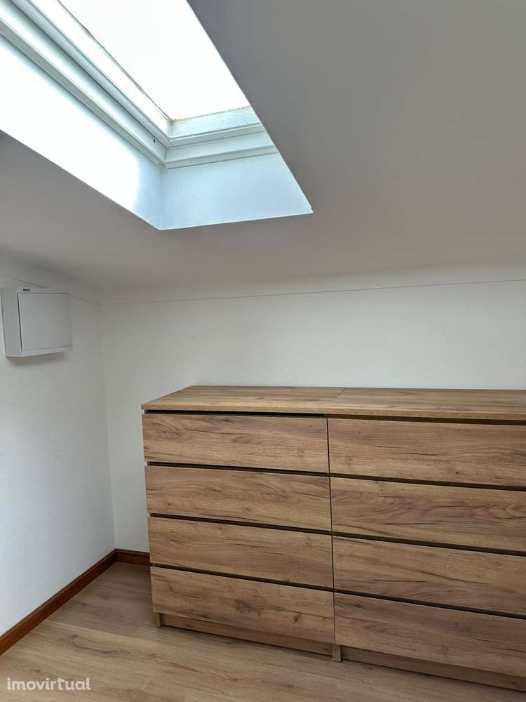 Arrenda-se T1 remodelado (águas furtadas) Excelente localização - Grande imagem: 2/16