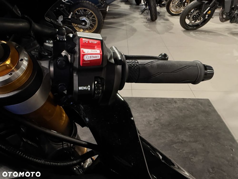 Yamaha R1 - 27