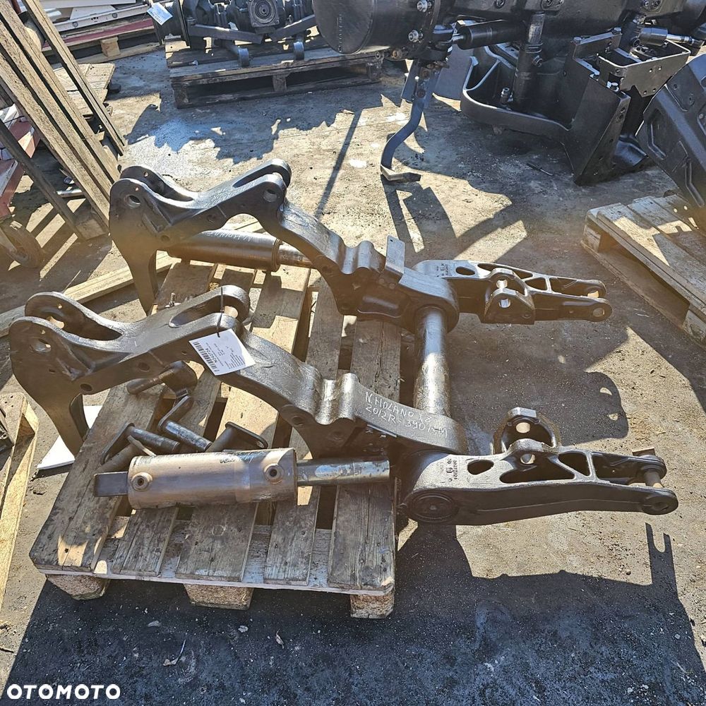 PODNOŚNIK RAMION TRAKTOR NEW HOLLAND T8.390 TYŁ - 1