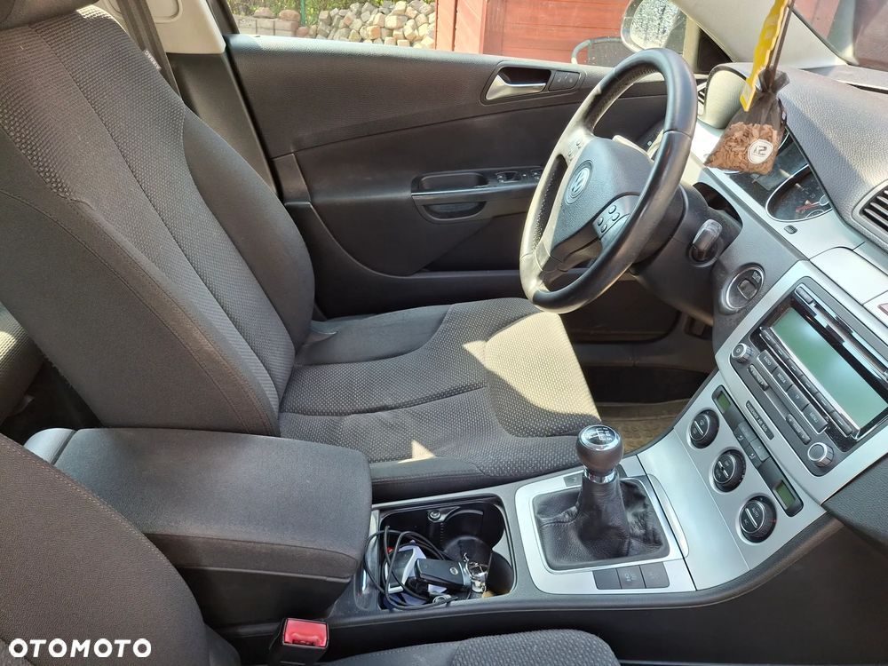 Volkswagen Passat 2.0 TDI DPF BlueMot Comfortline - 4