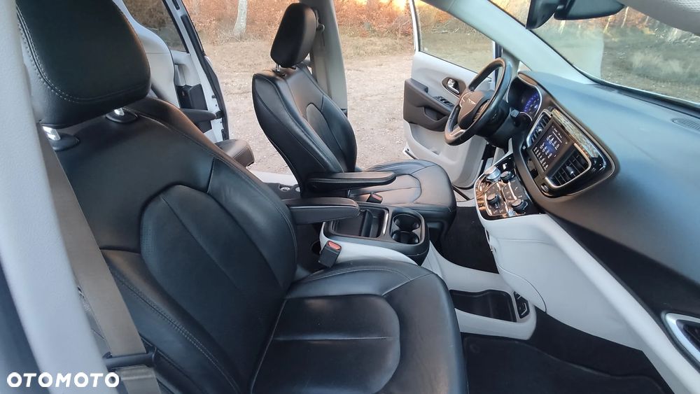 Chrysler Pacifica - 26