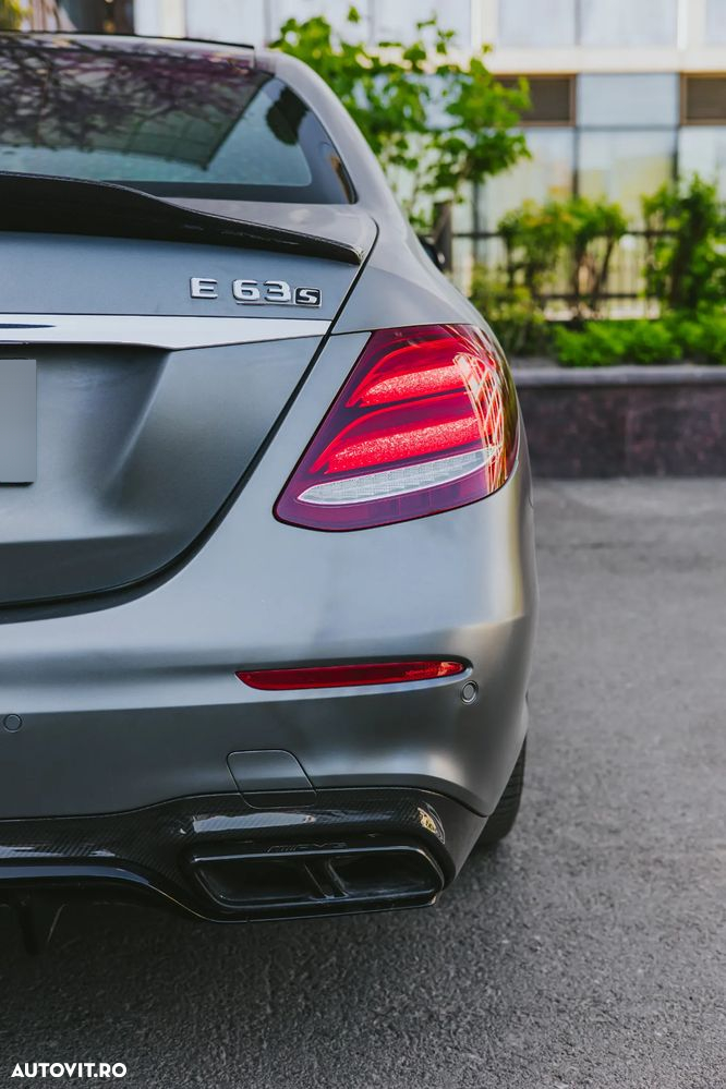 Mercedes-Benz E 63 AMG S 4MATIC Aut. - 33