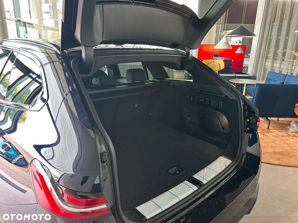 BMW Seria 5 540d xDrive mHEV - 26