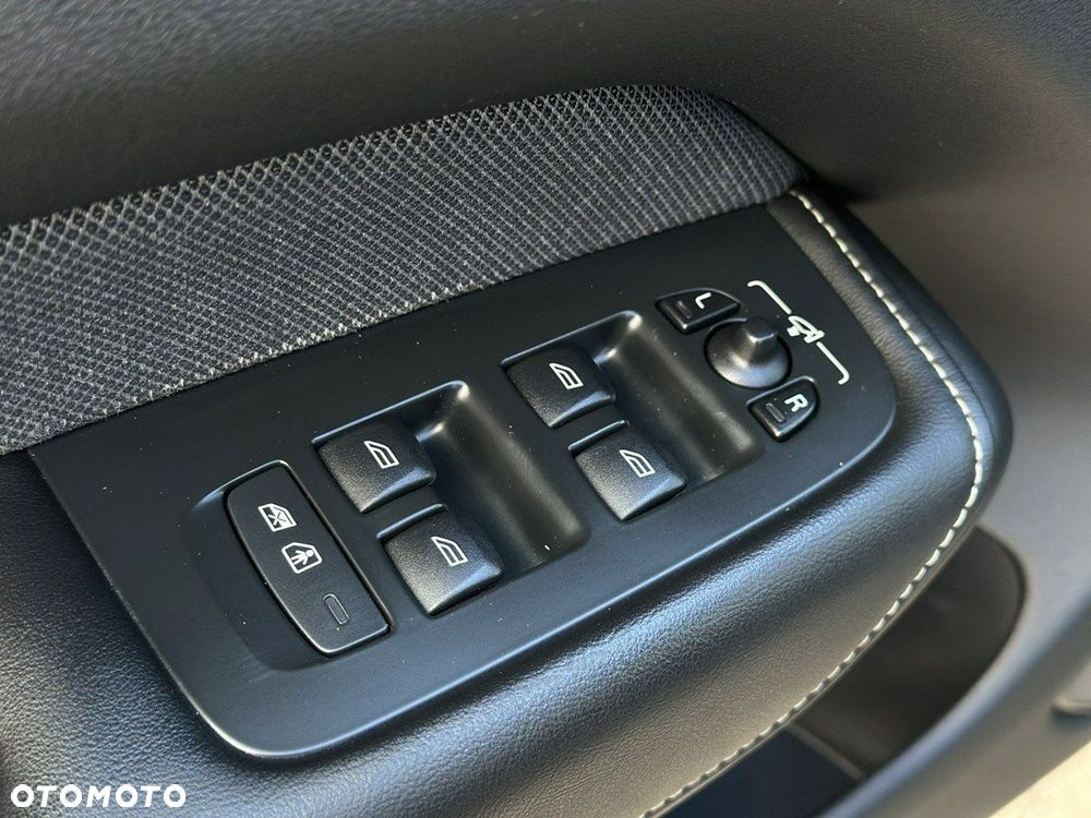 Volvo XC 60 D4 R-Design - 31