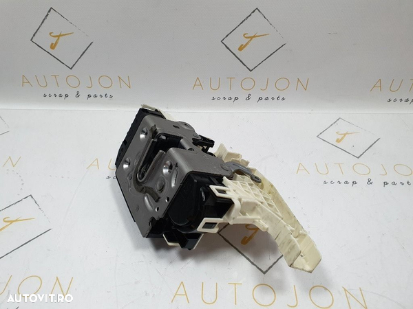 Broasca usa  stanga fata MERCEDES-BENZ C-CLASS T-Model III S204 2007 - 2014 2.2 C 200 CDI OM 651.913  A2047202735