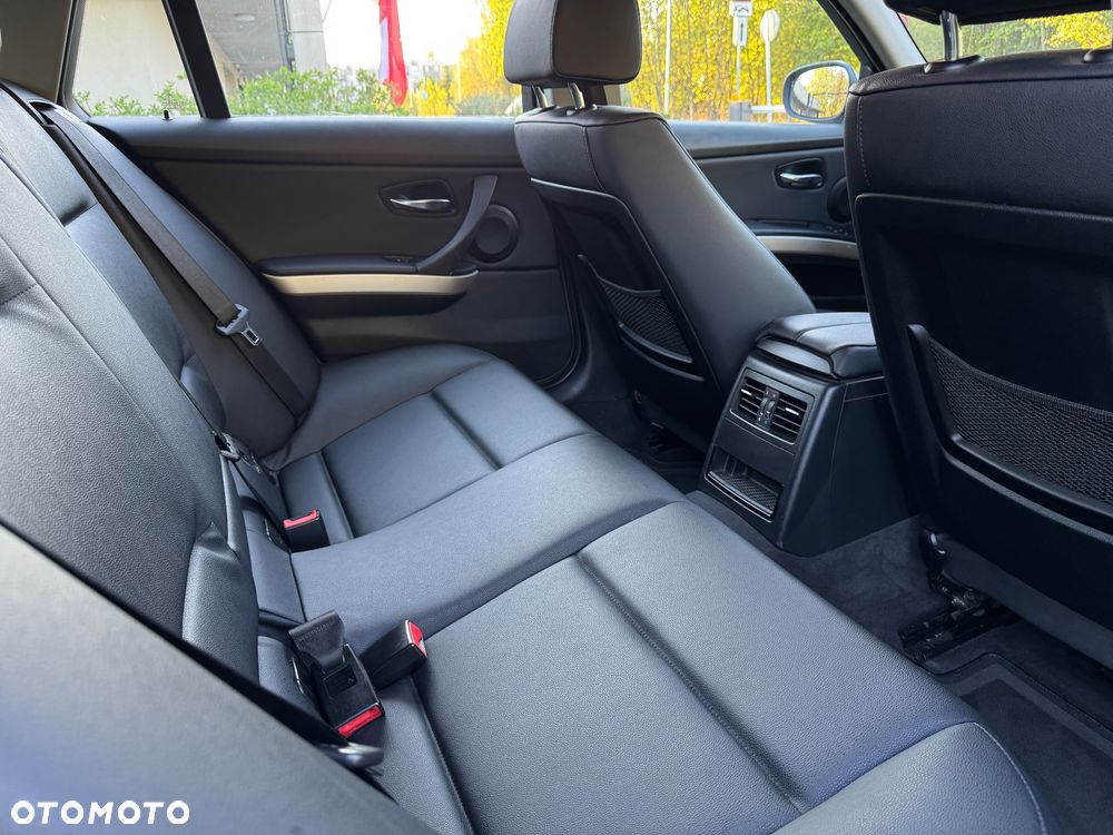 BMW Seria 3 318d DPF Edition Sport - 34