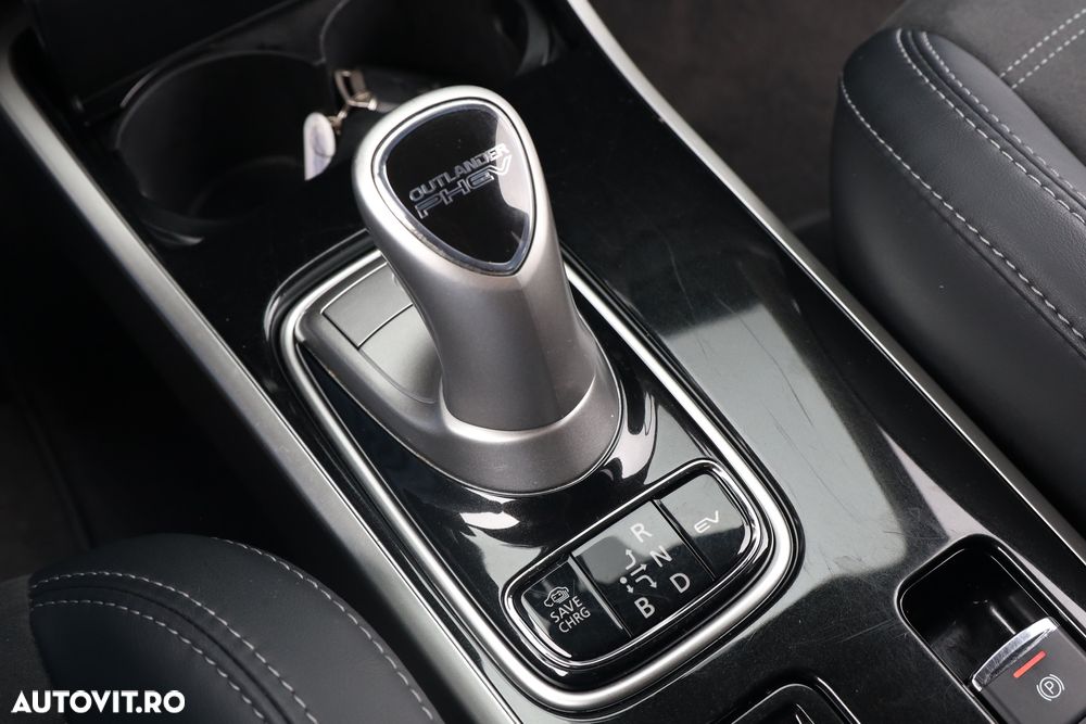 Mitsubishi Outlander PHEV 2.4 L 4X4 Instyle - 24