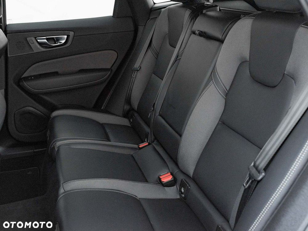 Volvo XC 60 B4 B Plus Dark - 26