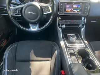 Jaguar XE 2.0 D R-Sport - 37