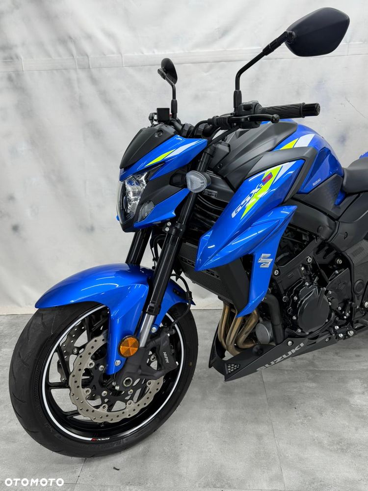 Suzuki GSX - 28