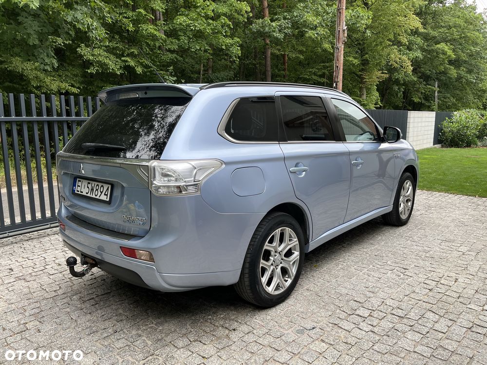 Mitsubishi Outlander - 2