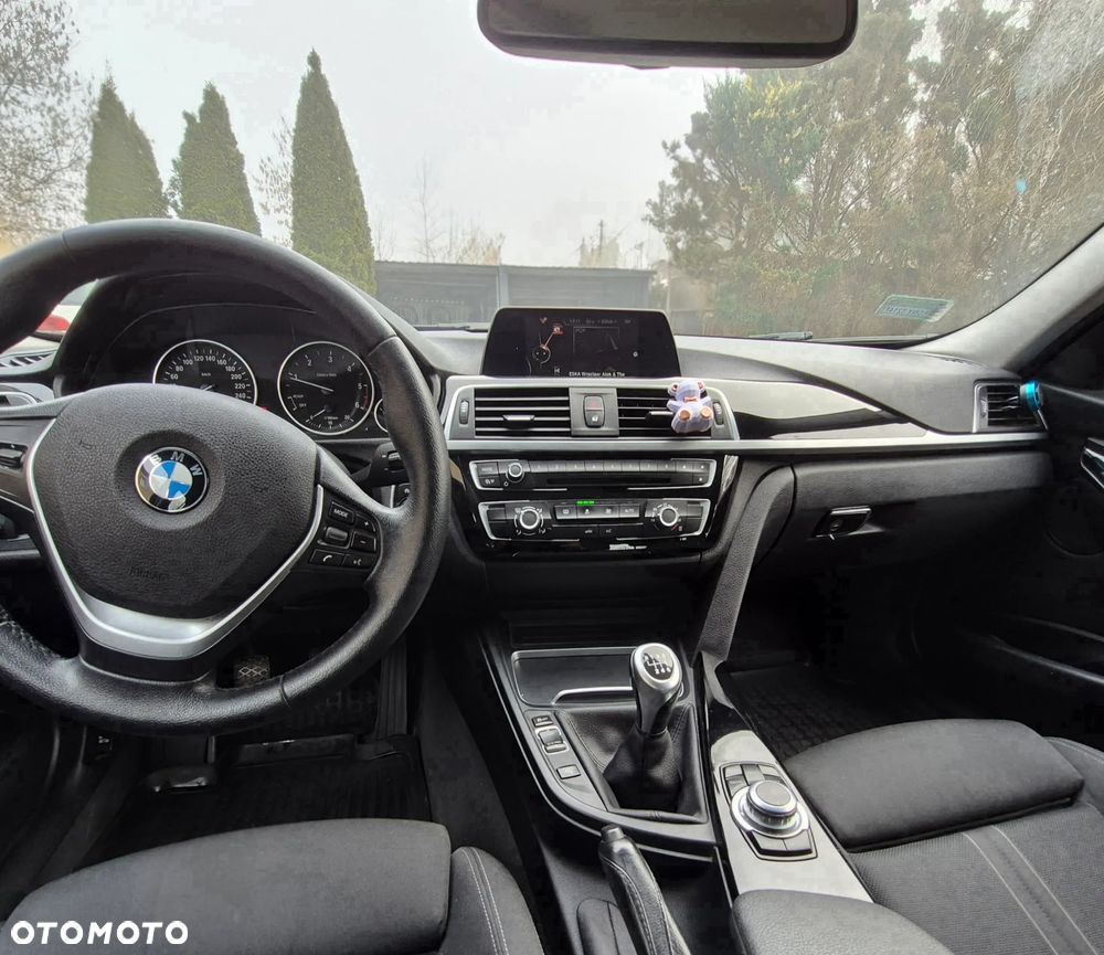 BMW Seria 3 318d Sport Line - 10