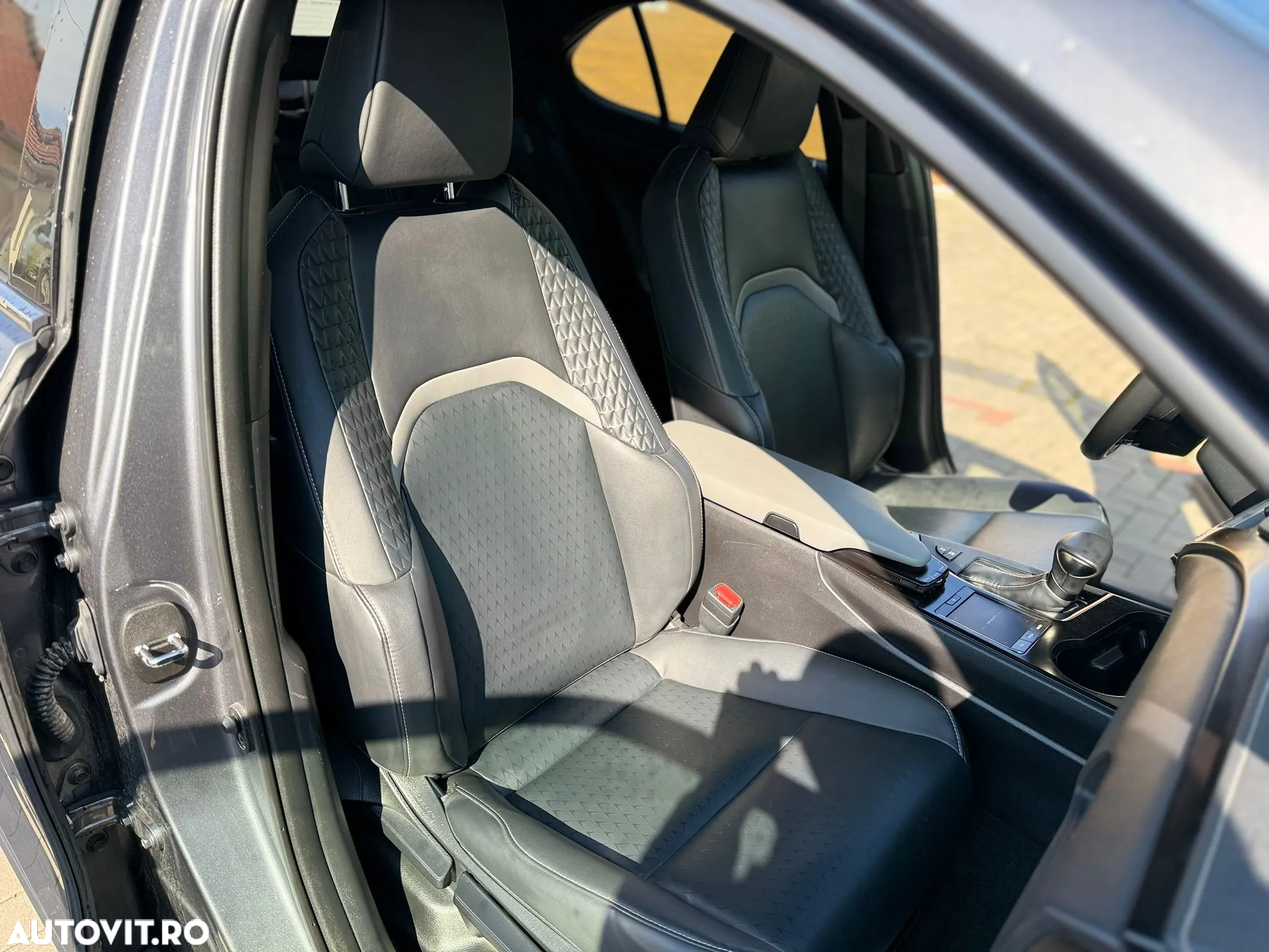 Lexus UX 250h 2.0L HEV 20H- (178 HP) 4X2 CVT Executive - 13
