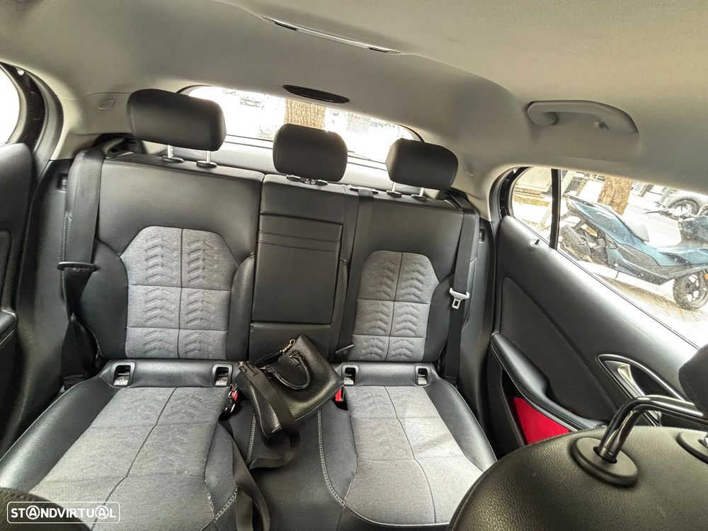 Mercedes-Benz GLA 200 Urban - 12