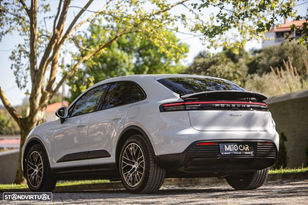 Porsche Macan Electric 4 - 12