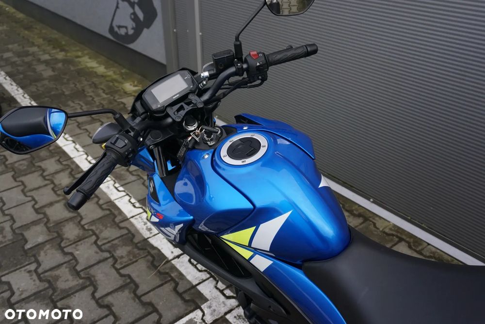 Suzuki GSX - 19