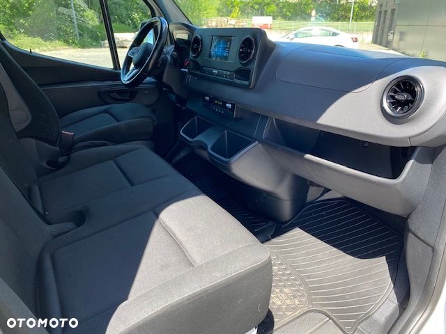 Mercedes-Benz Sprinter - 25