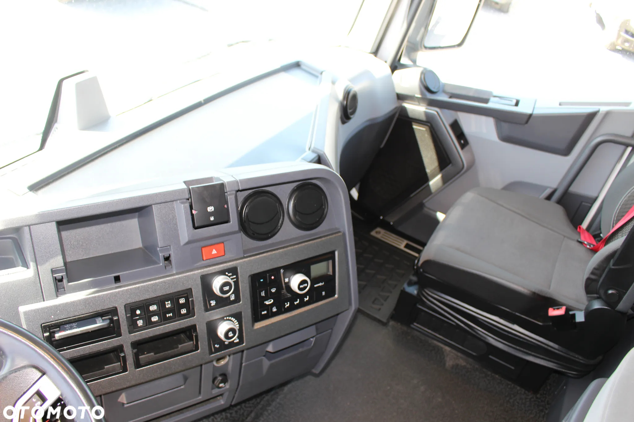 Renault T520 *13L* / KLIMA POSTOJOWA / HIGH CAB / 2 ZBIORNIKI /PEŁNY SPOILER /ACC / BL.MOSTU / Euro 6 /**SERWIS FR**/ STAN IDEALNY / - 31