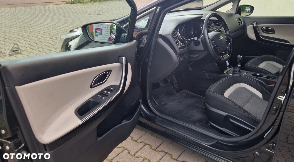 Kia Ceed 1.6 GDI Dream Team Edition - 16