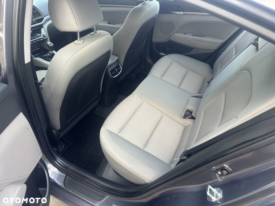 Hyundai Elantra 1.6 Comfort - 12