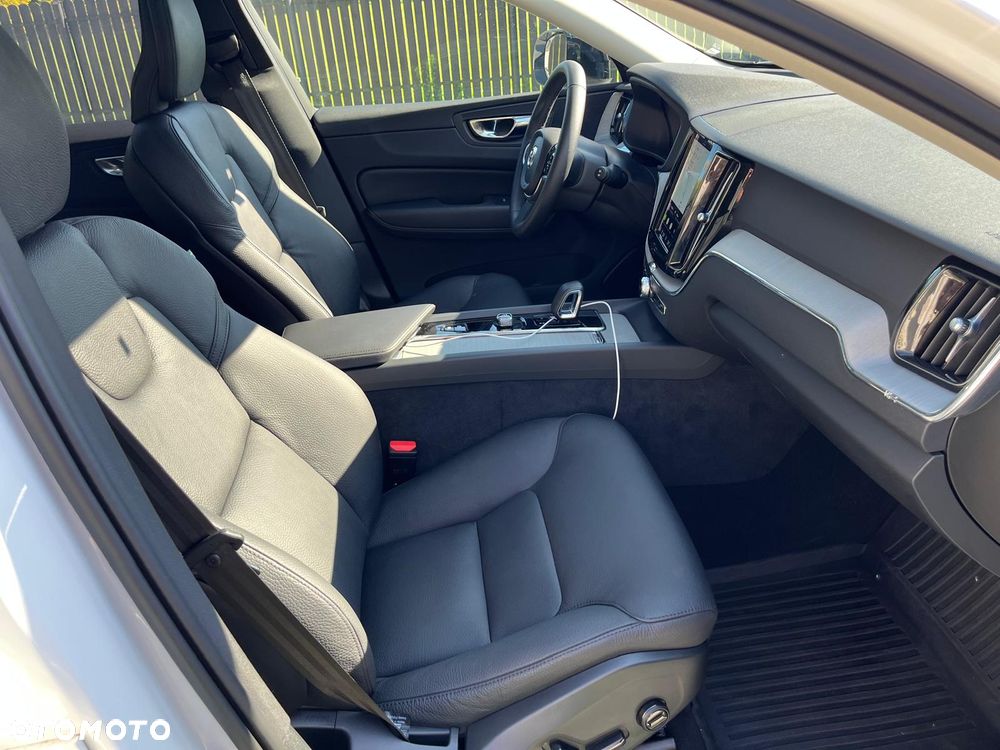 Volvo XC 60 B5 B AWD Plus Dark - 36