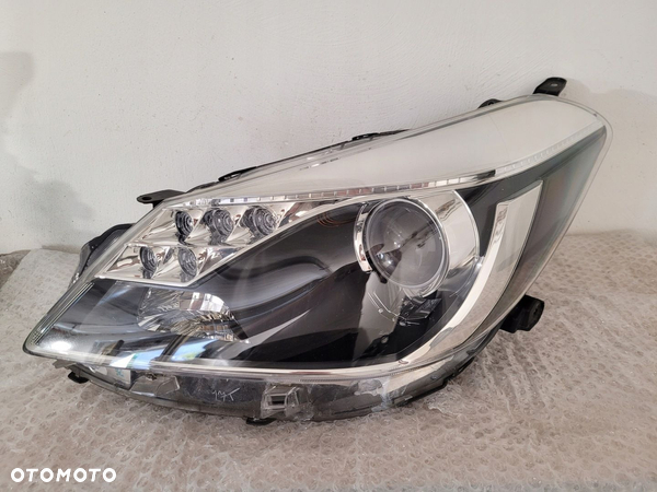 TOYOTA YARIS III Hybryda Hybrid lampa przod lewa led