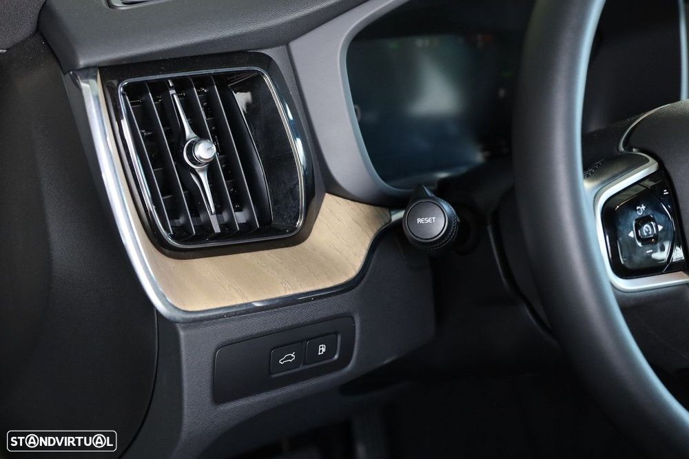 Volvo XC 60 2.0 T6 PHEV Plus Dark - 19