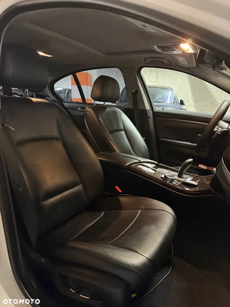 BMW Seria 5 530d xDrive Touring Luxury Line - 12