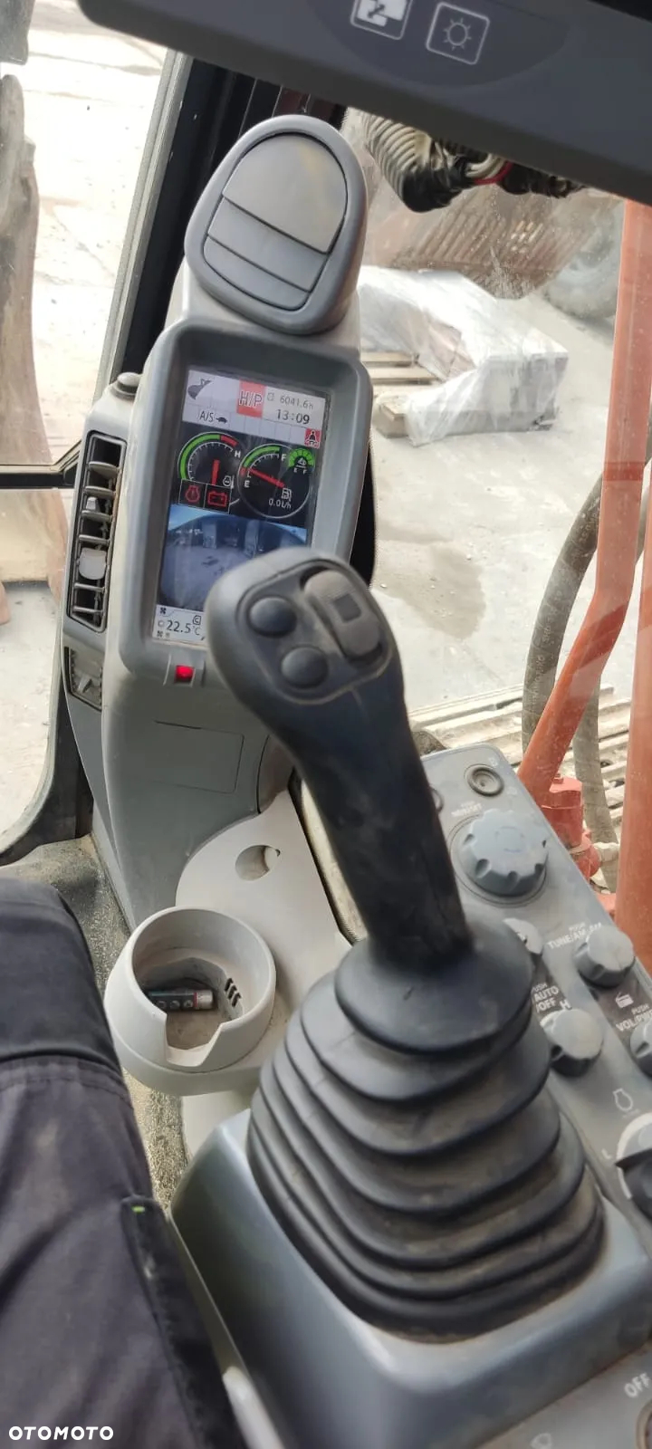 Hitachi ZX225 - 19