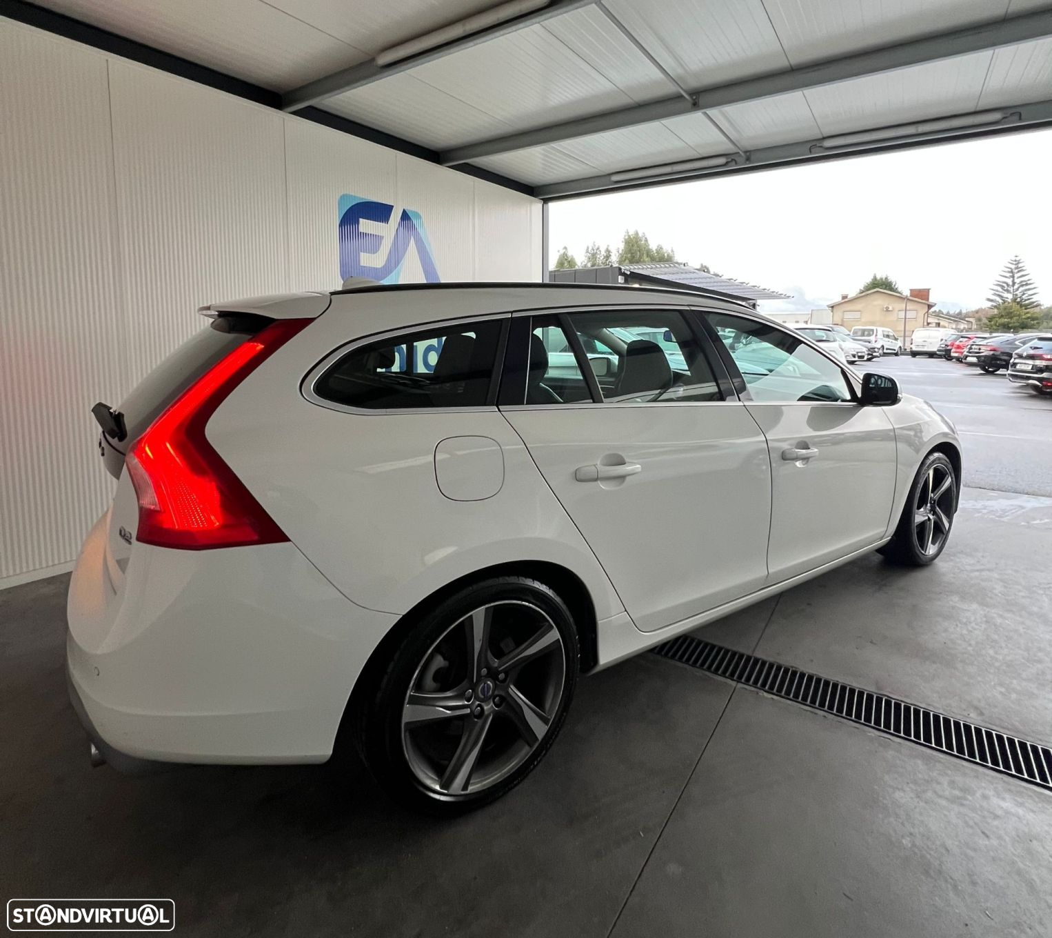 Volvo V60 1.6 D2 R-Design - 6