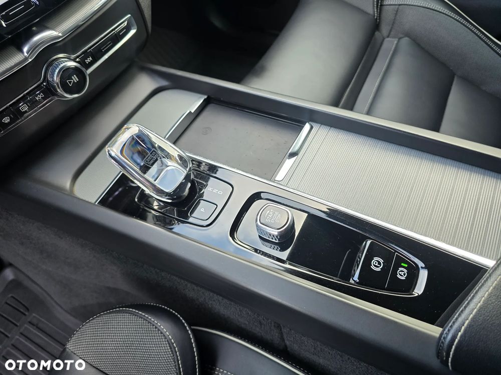 Volvo XC 60 B4 B Plus Dark - 17