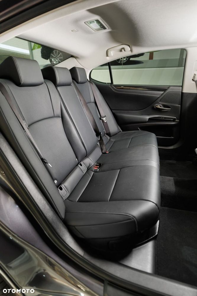 Lexus ES 300h Business Edition - 17