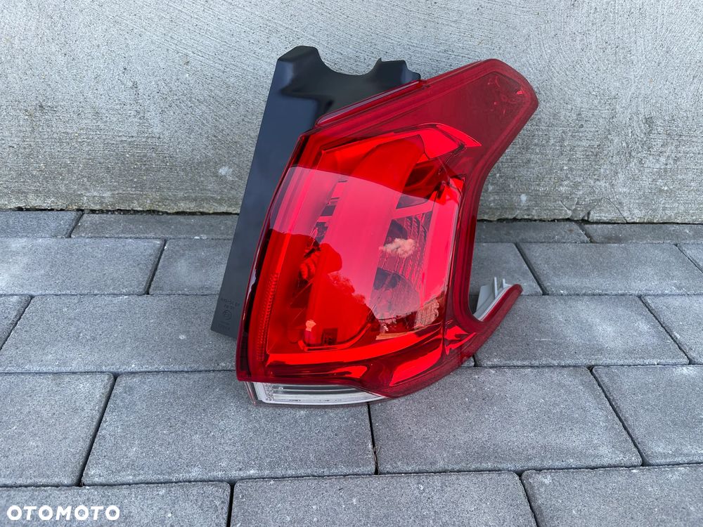 LAMPA TYLNA PRAWA PEUGEOT 2008  2013-2016 - NOWA VALEO - 1