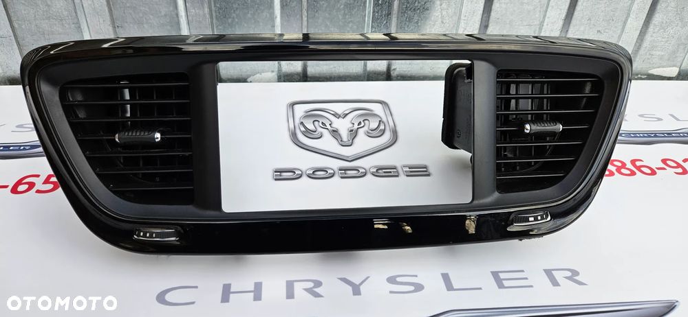 Chrysler Pacifica 2016- Ramka wyświetlacza radia Dekor Kratki środkowe nawiewu 625678007 - 3