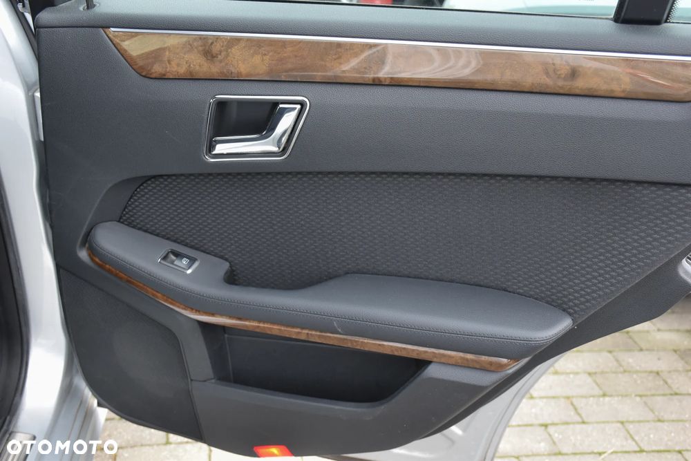 Mercedes-Benz Klasa E 200 BlueEFFICIENCY 7G-TRONIC Elegance - 31