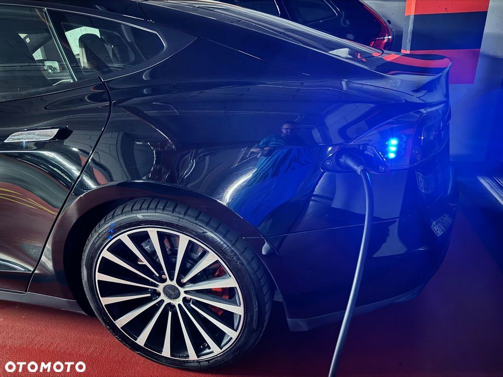Tesla Model S 85 D - 8